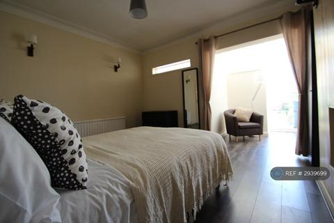 1 bedroom in a house share to rent, Cleveland Drive, Westcliff-On-Sea, SS0