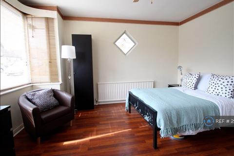 1 bedroom in a house share to rent, Cleveland Drive, Westcliff-On-Sea, SS0