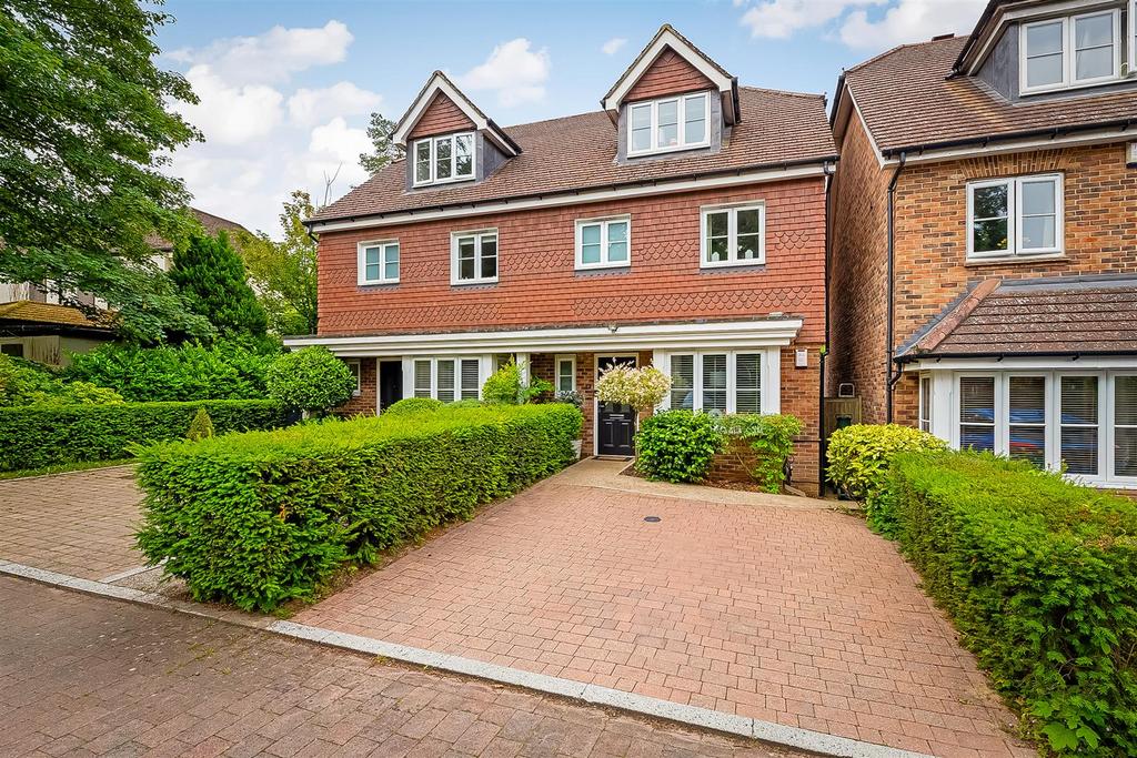 Detached house exterior, driveway