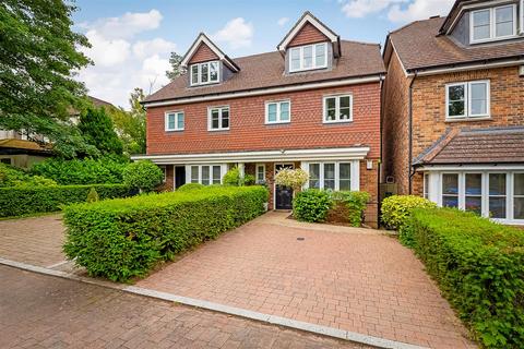 Blackthorn Road, Caterham CR3