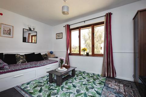 1 bedroom flat for sale, Waterside Close, Barking