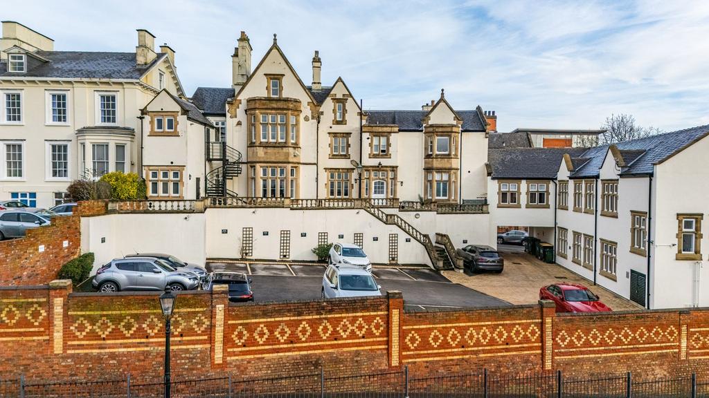4 bedroom flat to rent