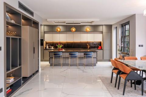 6 bedroom detached house for sale, Manor House Drive, London