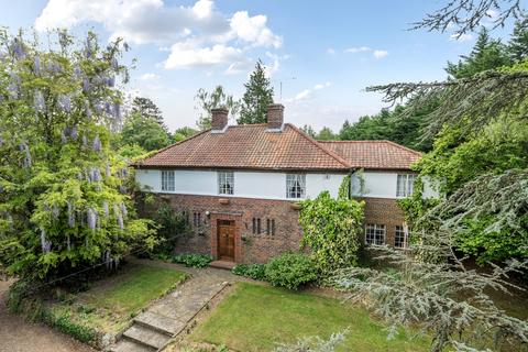 Lower Road, Leatherhead, KT22