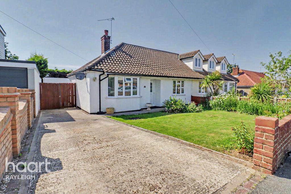 2 bedroom semi-detached bungalow for sale in Rayleigh on OnTheMarket