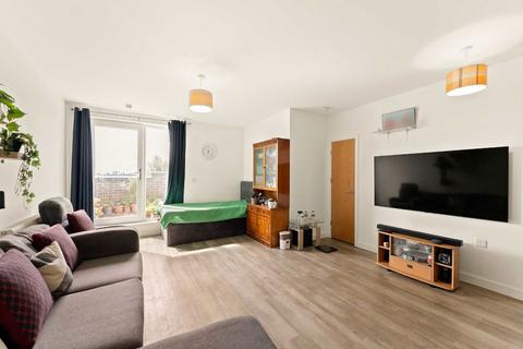 2 bedroom flat for sale, Gilding Way, Southall