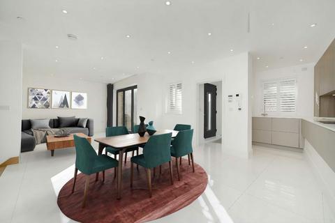 4 bedroom house to rent, Coachworks Mews, London NW2