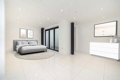 4 bedroom house to rent, Coachworks Mews, London NW2