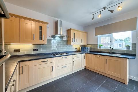 4 bedroom end of terrace house for sale, West Avenue, Holmfirth HD9