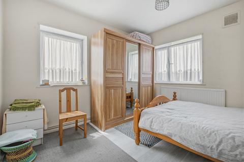2 bedroom apartment for sale, Colebert House, Stepney, E1