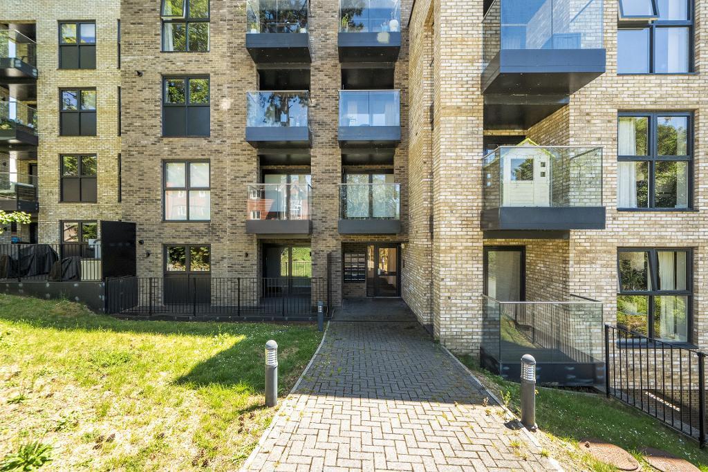 3 bedroom flat for sale
