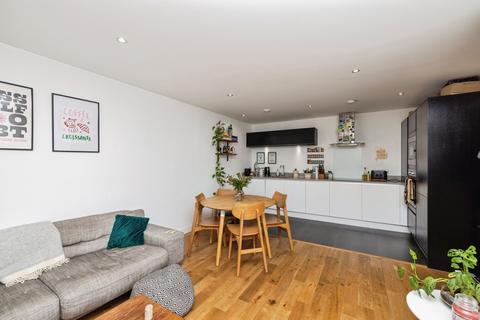 2 bedroom flat for sale, Eltringham Street, London, SW18
