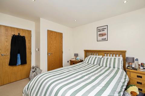 2 bedroom flat for sale, Eltringham Street, London, SW18