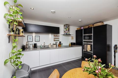 2 bedroom flat for sale, Eltringham Street, London, SW18