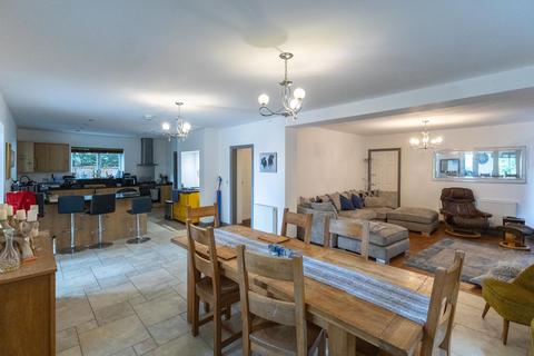 5 bedroom detached house to rent, Chester Road, Hartford, CW8