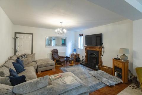 5 bedroom detached house to rent, Chester Road, Hartford, CW8