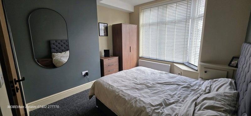 House in Salford, Monton - More
