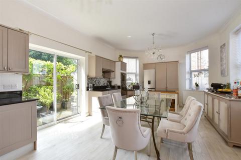 1 bedroom ground floor flat for sale, 138 Staplers Road, Newport PO30