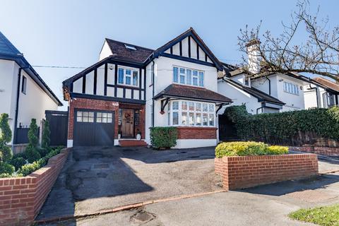 4 bedroom detached house to rent, The Glade, Woodford Green, IG8.