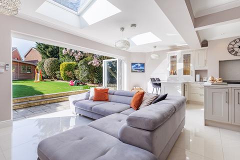 4 bedroom detached house to rent, The Glade, Woodford Green, IG8.