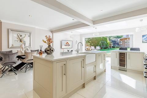 4 bedroom detached house to rent, The Glade, Woodford Green, IG8.