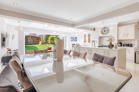 4 bedroom detached house to rent, The Glade, Woodford Green, IG8.