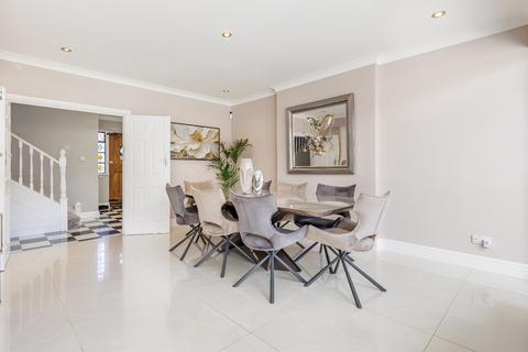4 bedroom detached house to rent, The Glade, Woodford Green, IG8.