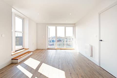 2 bedroom flat to rent, Albion Way Horsham RH12