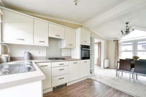 2 bedroom park home for sale, Lechlade Court, Faringdon Road, Lechlade