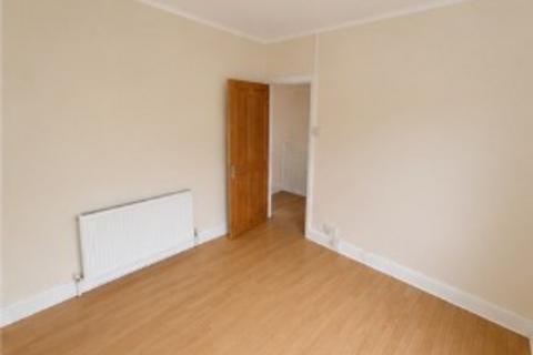 3 bedroom flat to rent, Hampton Road, Ilford, Essex, IG1