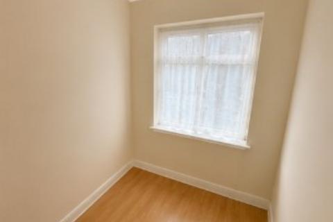 3 bedroom flat to rent, Hampton Road, Ilford, Essex, IG1