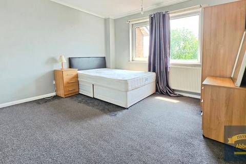 3 bedroom house to rent, St. Lukes Close, Colchester, CO4