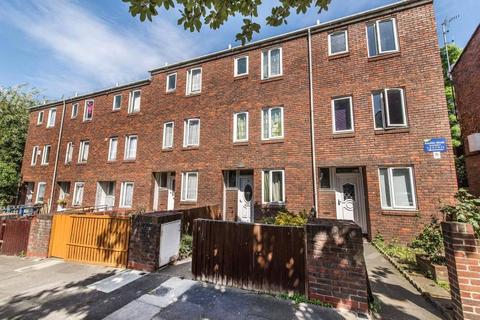 4 bedroom terraced house to rent, Frostic Walk, London E1