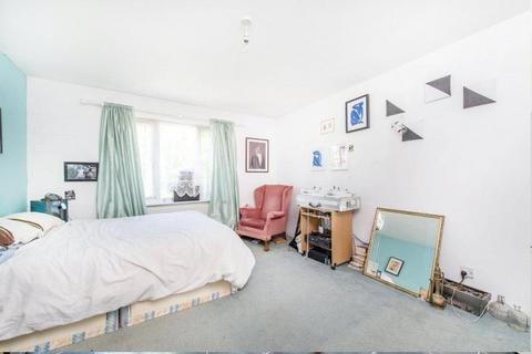 4 bedroom terraced house to rent, Frostic Walk, London E1