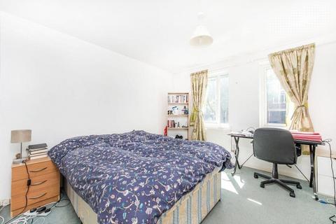 4 bedroom terraced house to rent, Frostic Walk, London E1