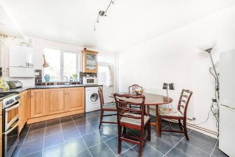 4 bedroom terraced house to rent, Frostic Walk, London E1