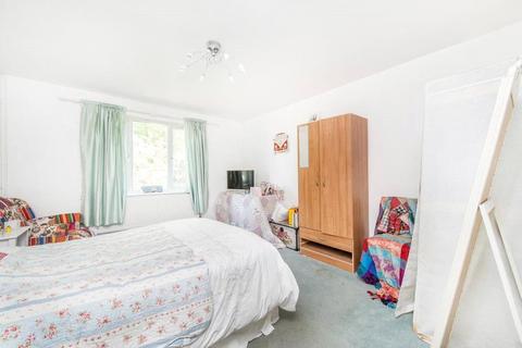 4 bedroom terraced house to rent, Frostic Walk, London E1