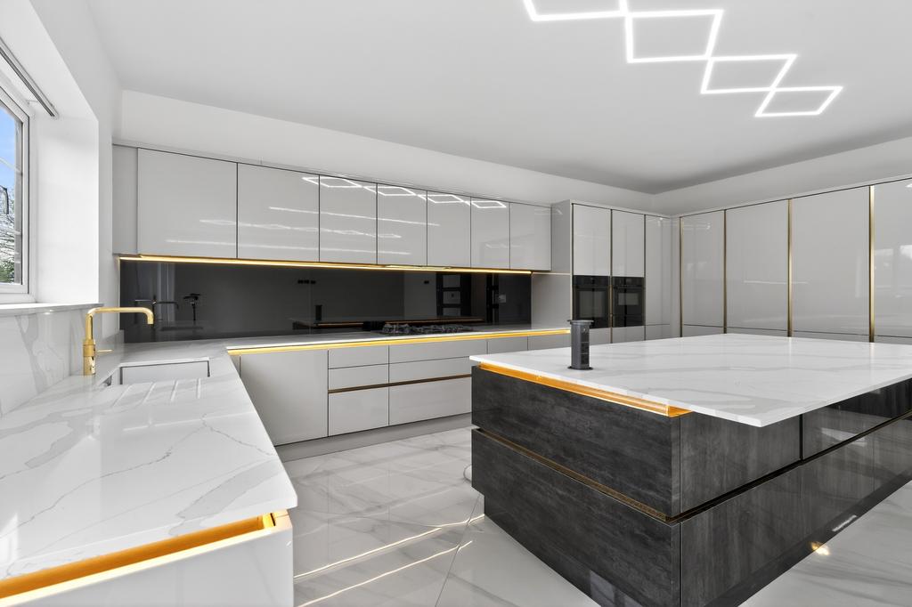 6 bedroom detached house for sale