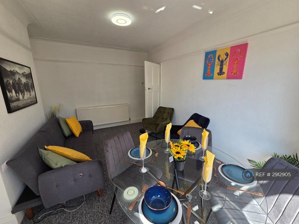 5 bedroom semi-detached house to rent