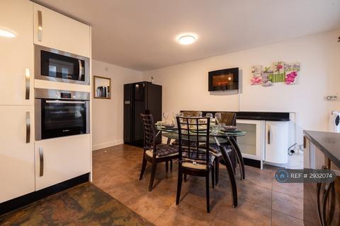 4 bedroom semi-detached house to rent, Grimsby Grove, London, E16