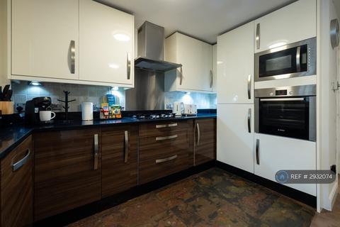 4 bedroom semi-detached house to rent, Grimsby Grove, London, E16