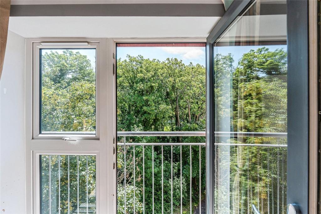 Apartment in Southampton, Harefield - View 2