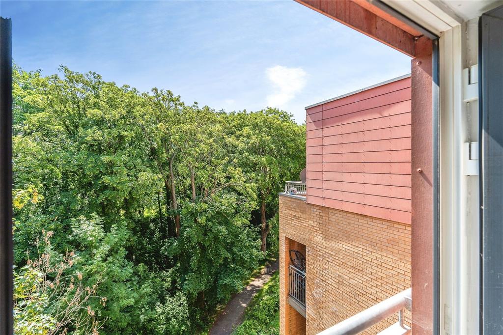 Apartment in Southampton, Harefield - View 3