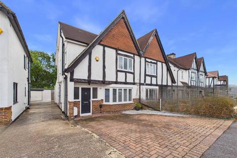 Court Avenue, Coulsdon CR5