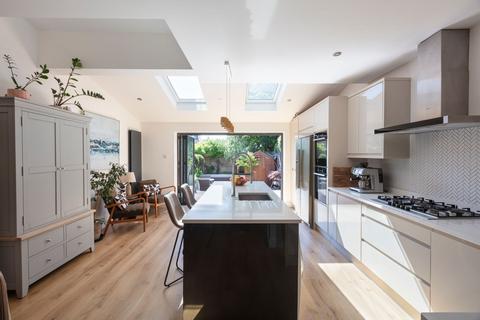 4 bedroom terraced house for sale, Rhodesia Road, London E11