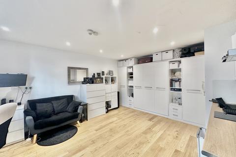 Studio to rent, Coleherne Road