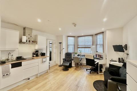Studio to rent, Coleherne Road