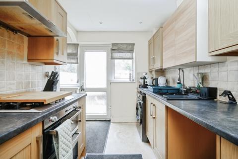 2 bedroom end of terrace house to rent, Daimler Avenue, Banbury