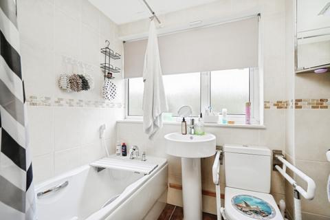 2 bedroom end of terrace house to rent, Daimler Avenue, Banbury