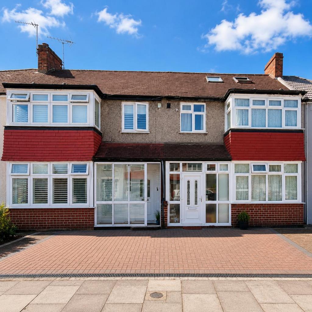 Detached house exterior, driveway